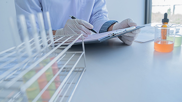 manos con un listado